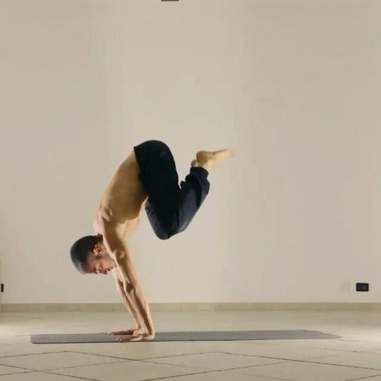 一． 山式站立瑜伽垫上，吸气，下蹲，两手手掌撑住瑜伽垫。