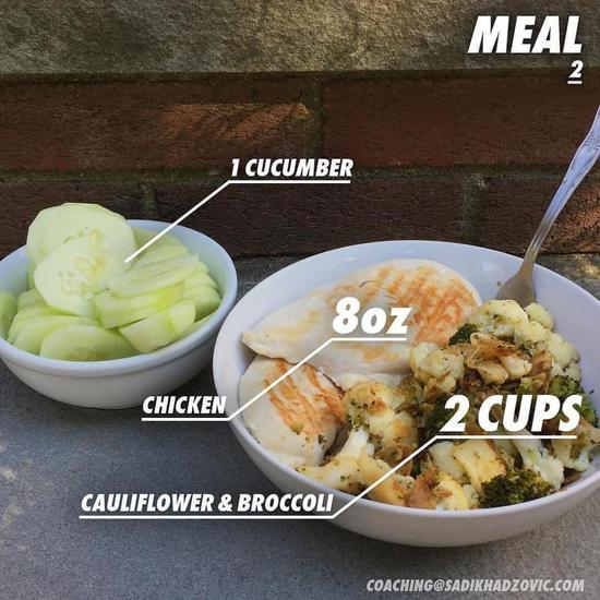 第一个动作：早安式前屈