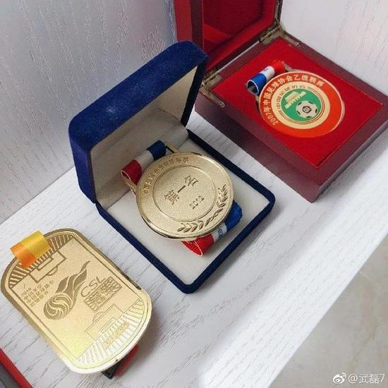 武磊在微博晒出三枚金牌