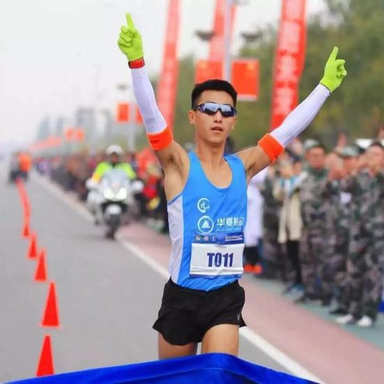 毛旭是土生土长的北京人，人们都称呼他小毛。8岁习武，18岁入伍。