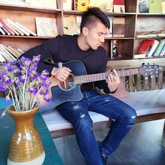 业余时间 ，王伟喜爱阅读、音乐