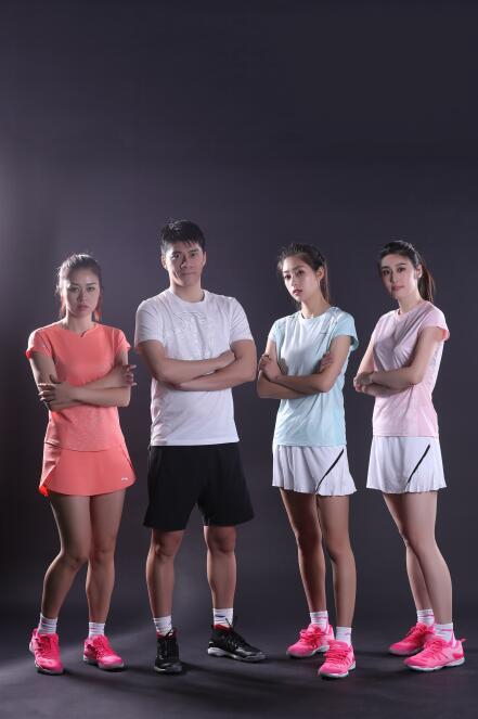 （17年飒女神冠军-王利玲、李瑶、耿建与奥运冠军傅海峰拍摄广告）