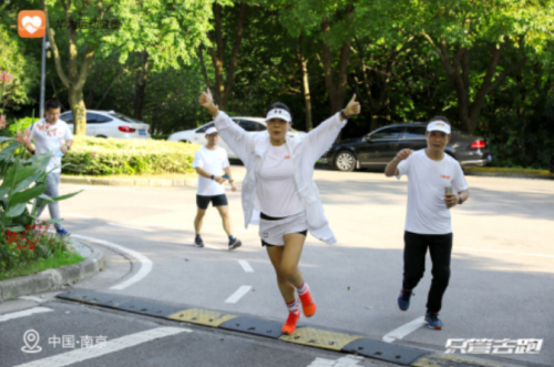 学员们佩戴华为Watch GT2进行跑步体验