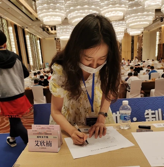 艾欣楠在比赛成绩上签字