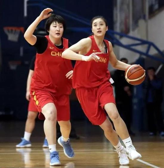 新疆姑娘王雪朦（右）