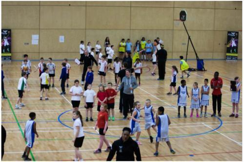 纽卡斯尔老鹰队为社区青少年提供篮球教练课程