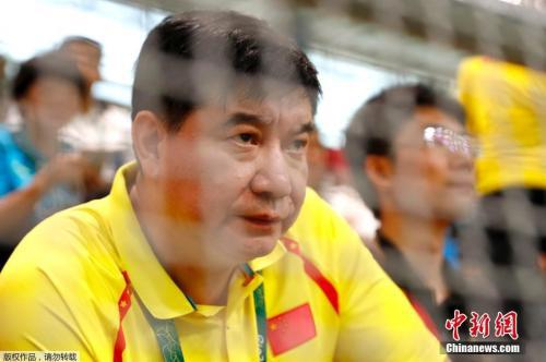 资料图：王义夫在场边观战。&nbsp;中新网记者 富田 摄