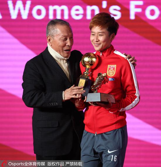 商瑞华为中国女足球员娄佳惠颁奖。