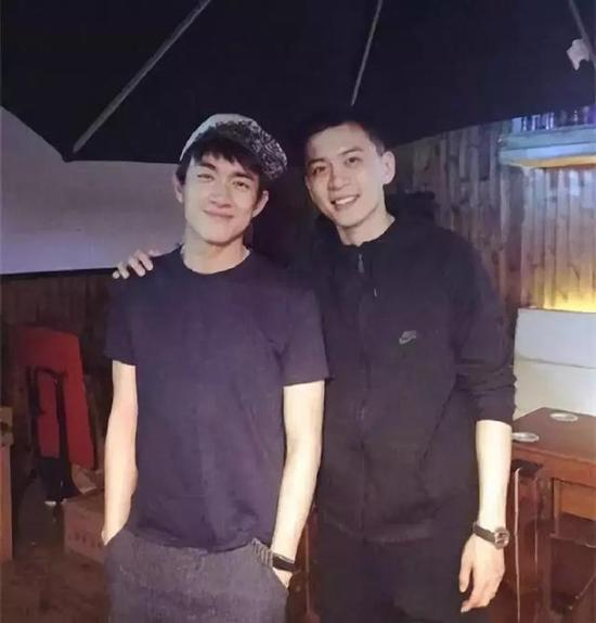 这身材看得人流鼻血……女球迷别等了，杨队早就结婚了。