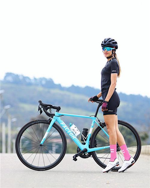 可以看看在Ins有17万粉丝的哥伦比亚的形象大使Meli Pealezo。