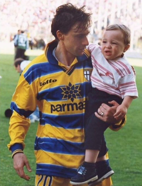 被老爸抱上赛场的小基耶萨