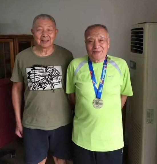 83岁的李心（左）和90岁的苏朋学（右）经常聚在一起训练。 张维 摄