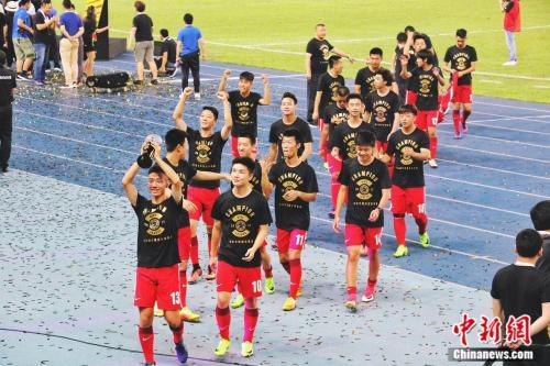 朱文博和球队队员们。 受访者供图