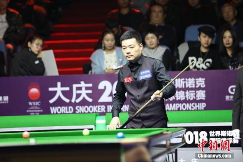 资料图：丁俊晖在观察击球路线。中新社记者 吕品 摄