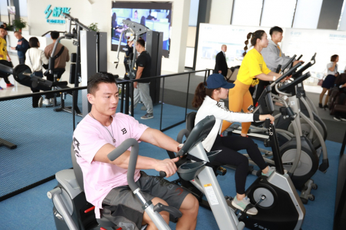 参赛运动员参观舒华展厅并体验产品