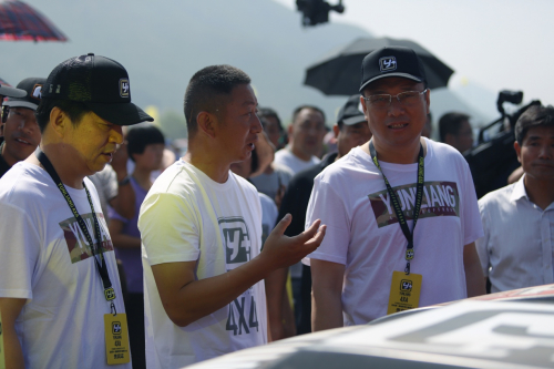 运良越野副总经理朱云彰向政府领导展示BAJA赛车