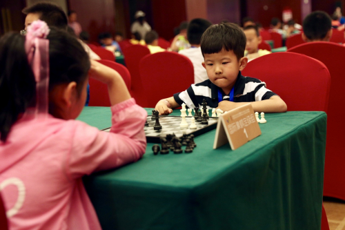（图片说明：国际象棋赛场小棋士之间的“性别大战”）