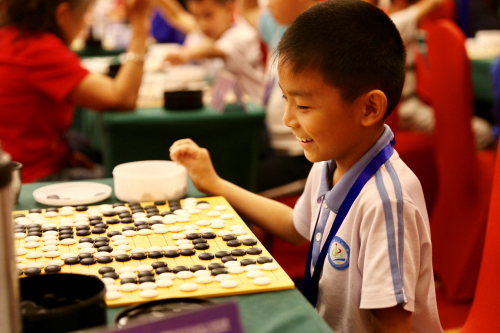 （图片说明：围棋赛场灿烂一笑）