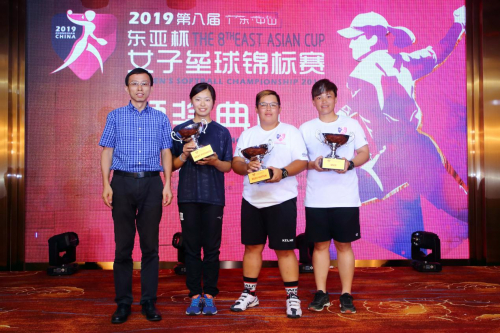 中国垒球协会主席杨旭为参赛队员颁奖