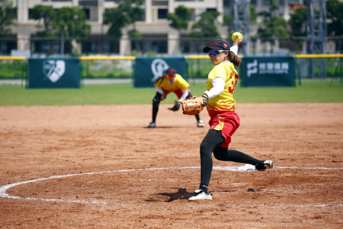 中国队的女投手正在投球