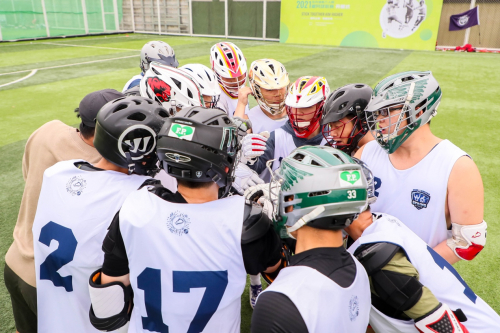 男子组参赛球员在赛前互相鼓劲