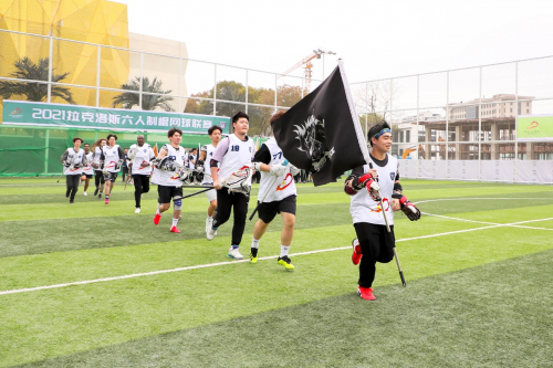 开幕式上，参赛球队高举专属旗帜入场