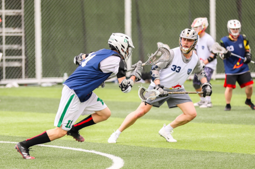 进攻球员正尝试带球突破，向球门发起冲击