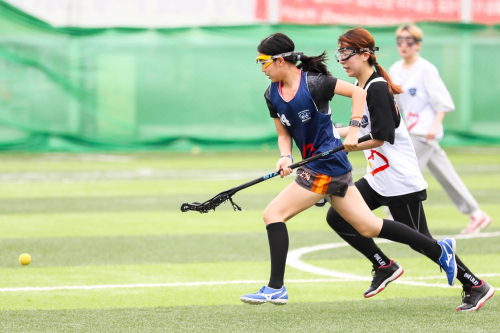 女子组赛事中，参赛球员正在争夺球权