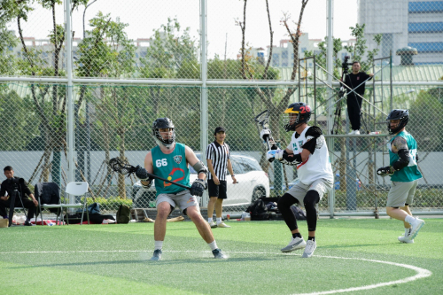 男子组个人得分王，深圳黑琵队的Brendan Mullin 持球