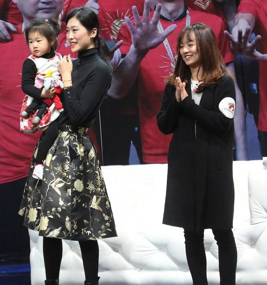 詹国俊的妻子女儿（左）和任琦的妻子