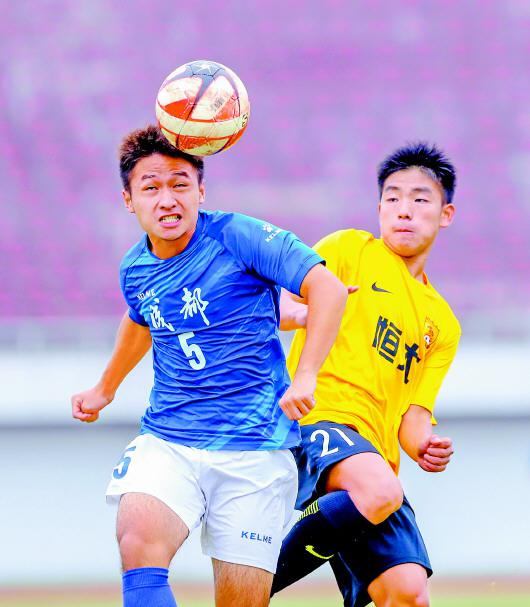 ◥恒大足校的小球员在青超联赛中比拼。IC　photo