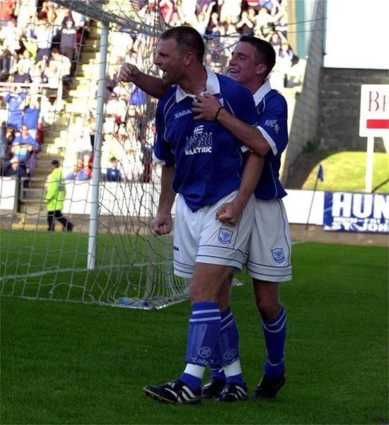 球员时代的约翰斯庆祝进球。