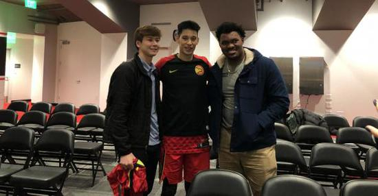 林书豪和杰弗森、史塔克曼合影。