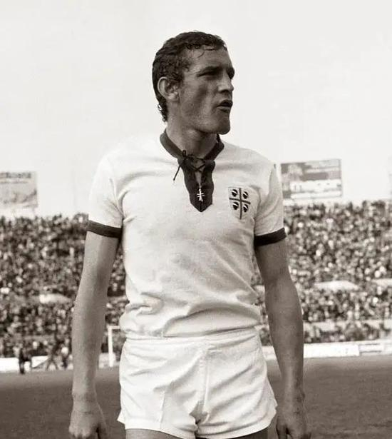 巴雷拉成名字里瓦开办的足球学校，里瓦也是意大利南方足球的代表人物