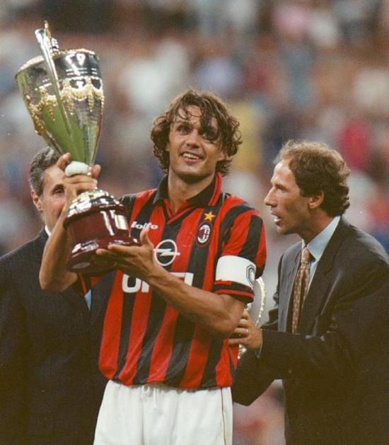 马尔蒂尼和老队长巴雷西（右）。