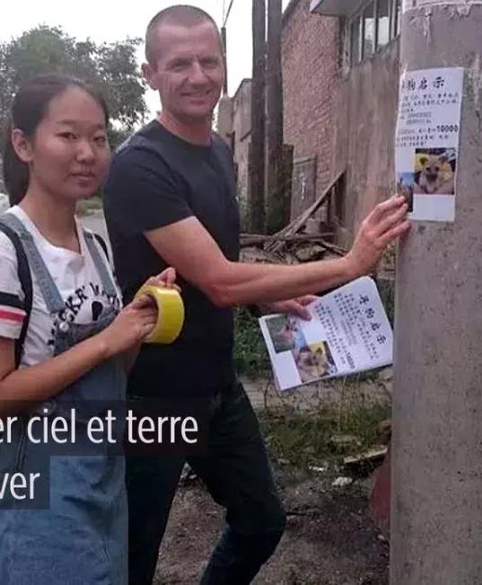 迪昂和志愿者在乌市街头贴启事寻找戈壁