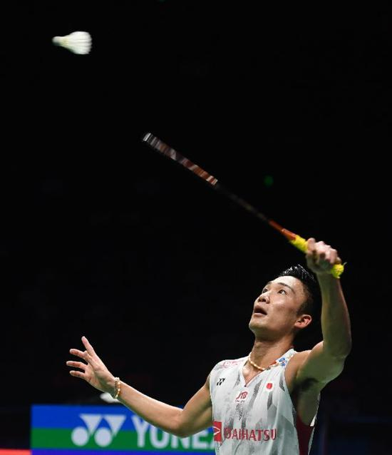 桃田贤斗在比赛中回球。&nbsp;新华社记者季春鹏摄