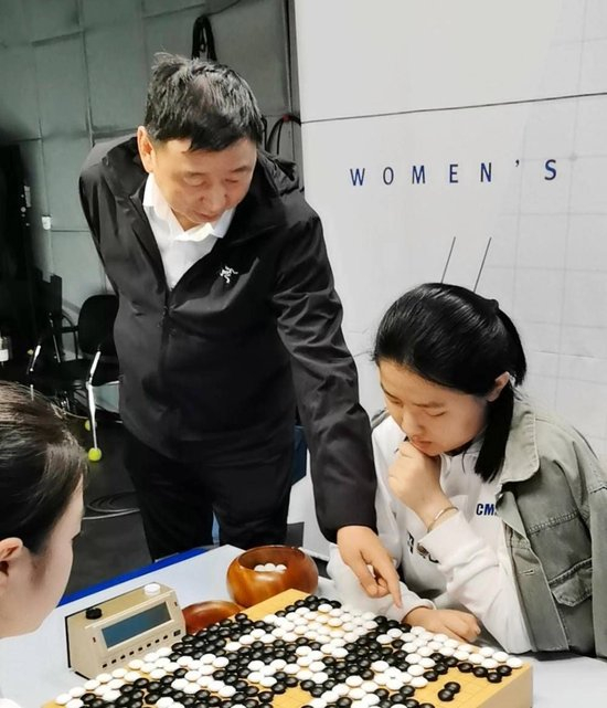 赛后中国队总教练俞斌帮助李小溪复盘