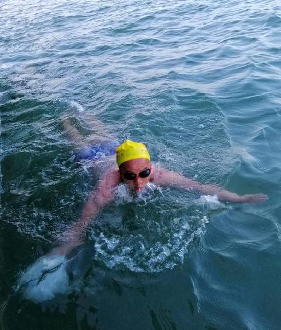 刘贵伟横渡琼州海峡