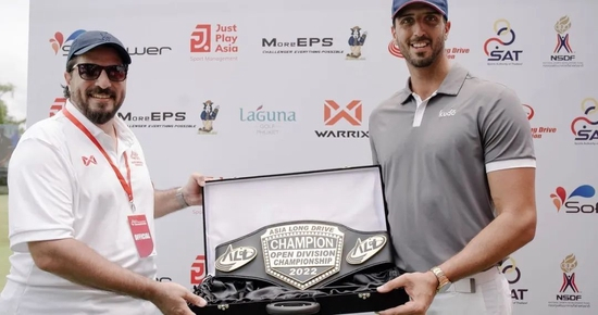 亚洲长打协会国际关系部主任Souhaib Mishmish先生为公开组冠军Staffen Scutti颁奖