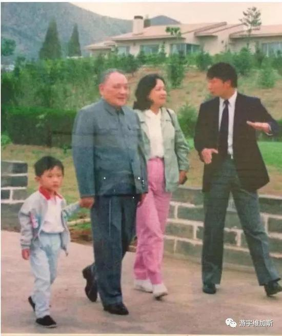 1987年，宋亮亮（右）与邓小平家人在北京十三陵球会