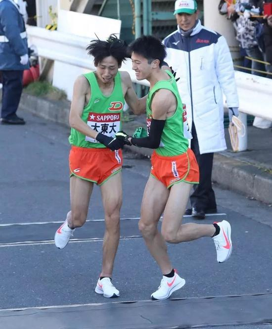 交过校带的新井康平百感交集，无比难过