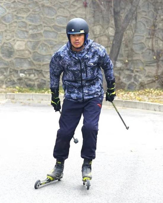 陈盆滨在老山进行越野滑雪的陆地训练