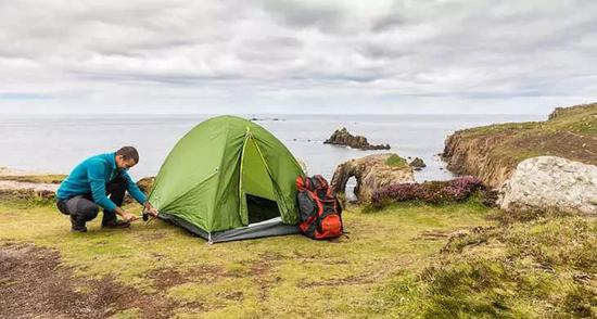 草地露营，将地钉插入草甸固定即可。图片来源：skyliners