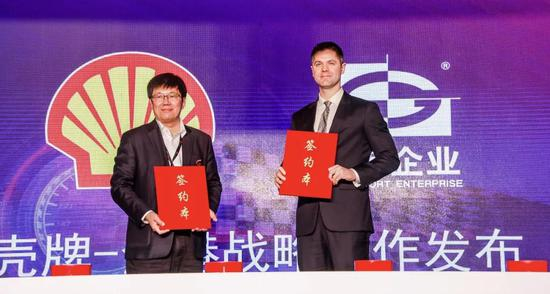 金港股份总裁叶明钦先生与壳牌（中国）零售业务网络发展部总经理Mr。 Terry Broughton交换合作协议