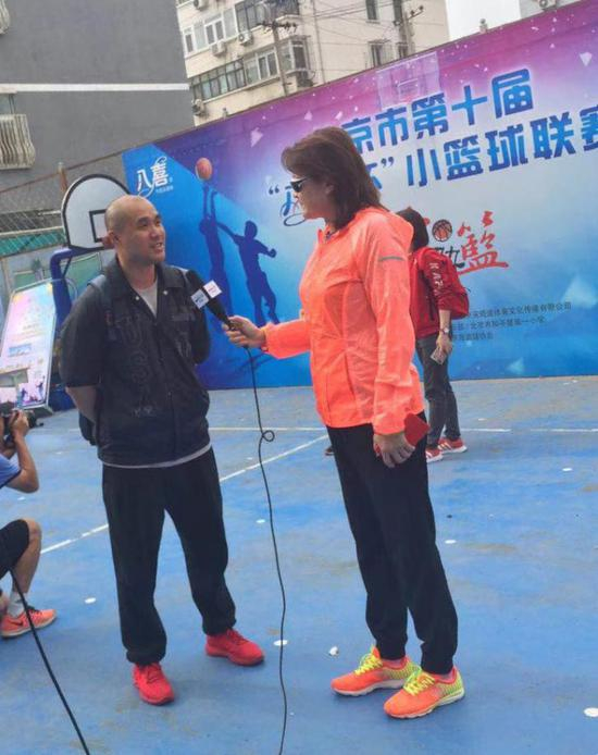 体育馆路小学汤振武老师接受宋晓波采访