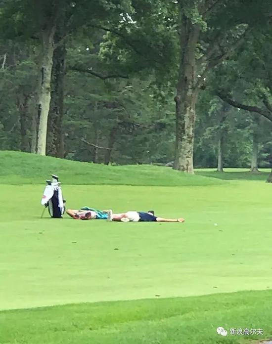 吴所谓和球童累倒在球场上