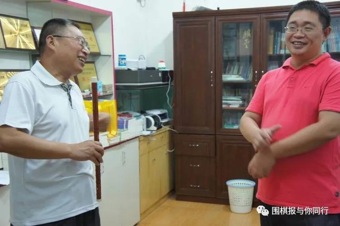 王振华和浙江丽水棋院李守胜院长亲切交谈