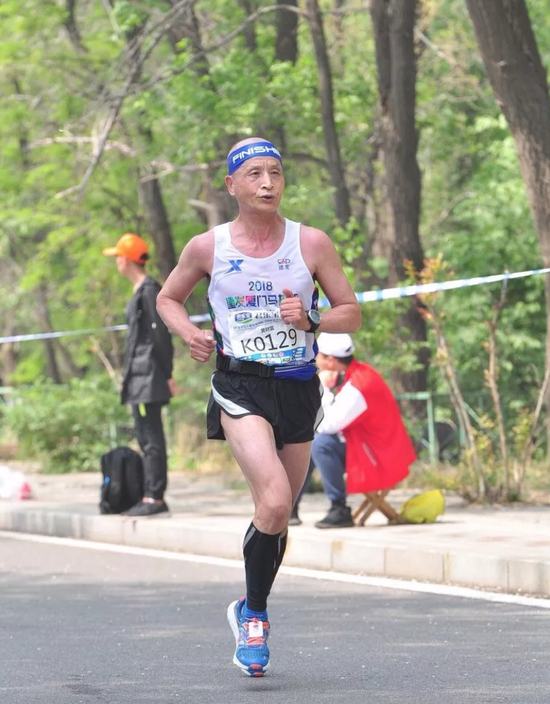 黄财富在马拉松比赛中。