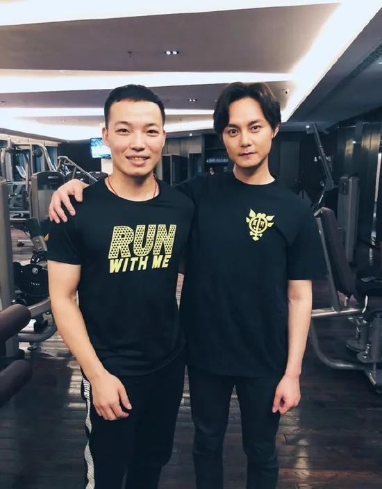 任浩（左）与演员尹正